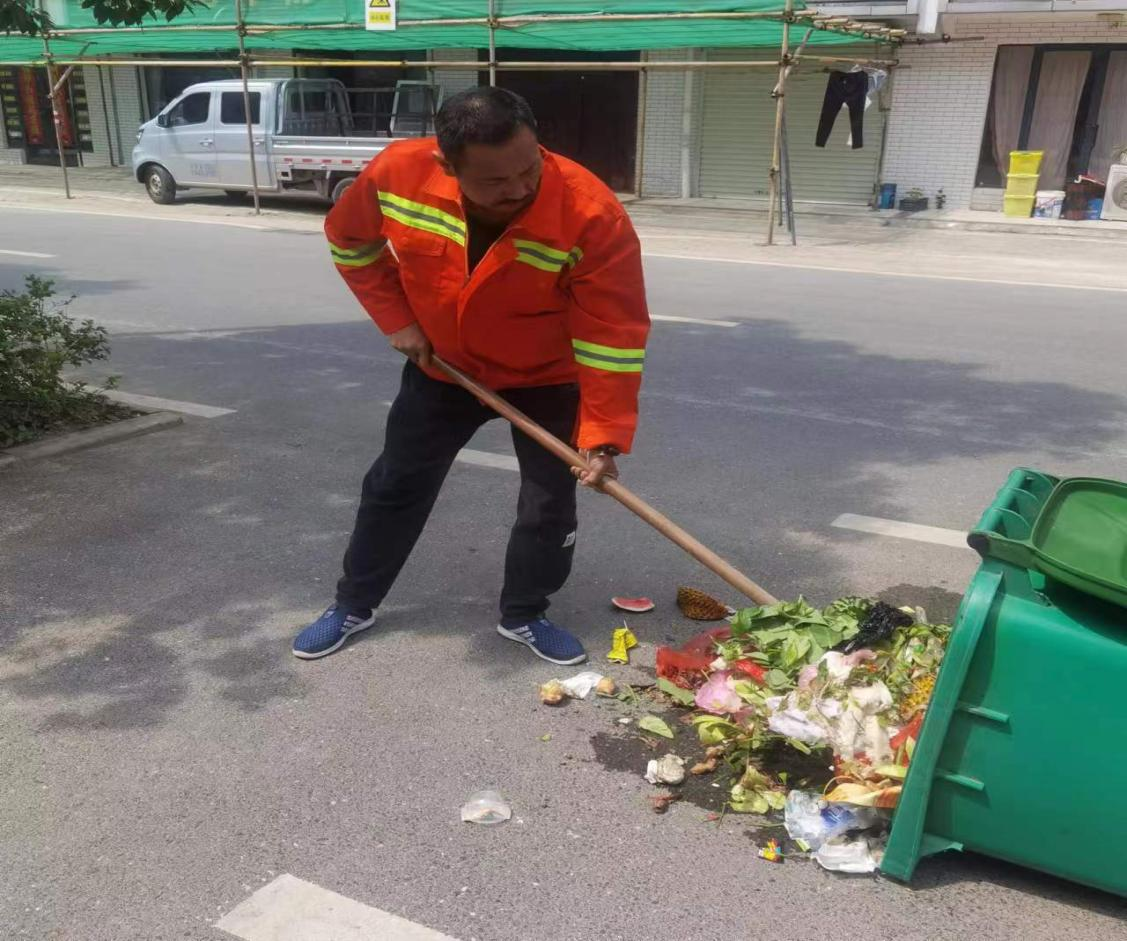 乡村中欧体育入口保洁员 不分昼夜默默奉献(图1)