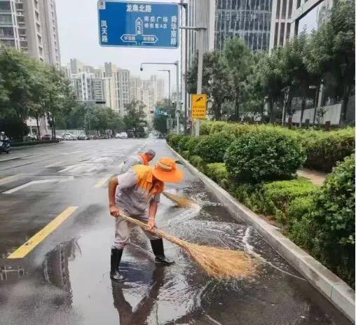 济南高新区及时开展雨后清淤行动守护城市道路洁净通畅(图1)